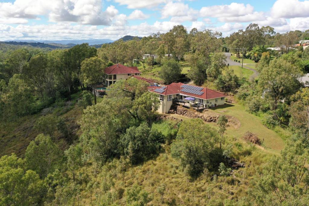 una vista aérea de una casa en una colina con árboles en KooralBnB, en Kooralbyn