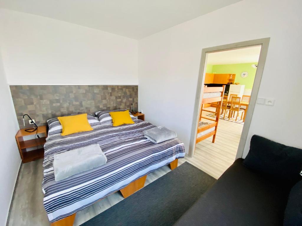 Postel nebo postele na pokoji v ubytování Apartmány na Horce