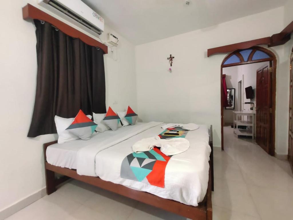ein Schlafzimmer mit einem großen Bett in einem Zimmer in der Unterkunft Shelton Guest House in Baga