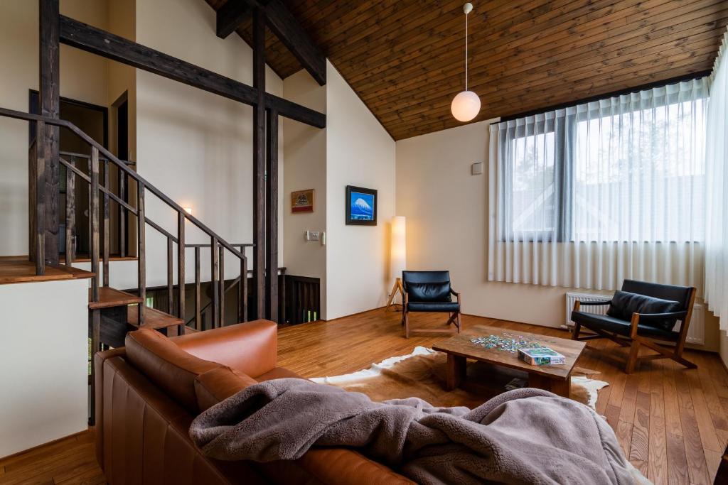 uma sala de estar com um sofá e uma mesa em Tahoe Lodge by H2 Life em Niseko
