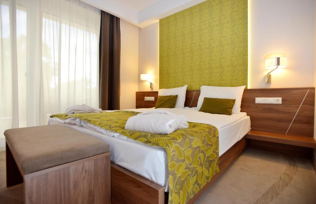 Postel nebo postele na pokoji v ubytování Imola Hotel Platán