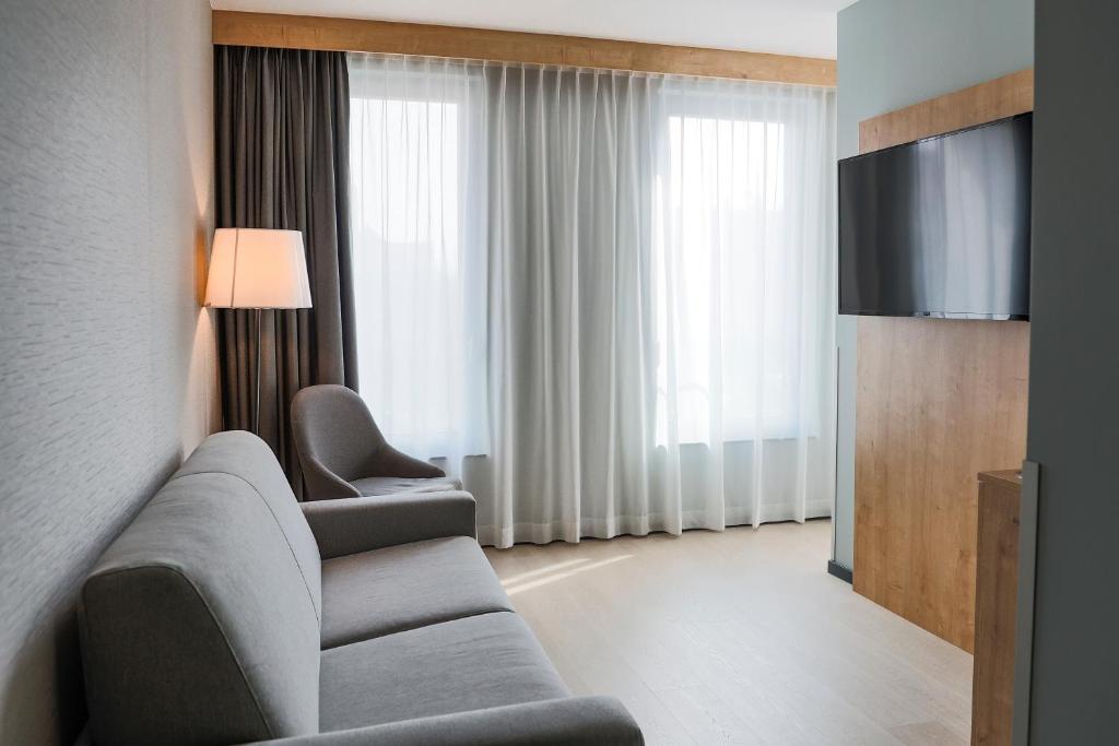 TV a/nebo společenská místnost v ubytování Radisson Hotel Liege City Centre