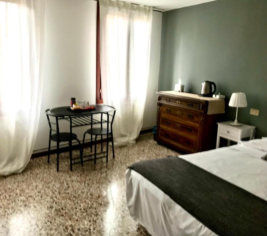 Postel nebo postele na pokoji v ubytování Venice and Venice Apartments - private rooms in shared apartment