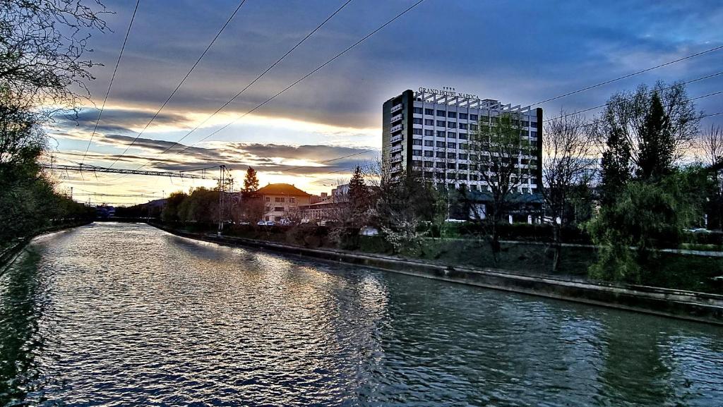 Výhled na řeku, která protéká v blízkosti hotelu