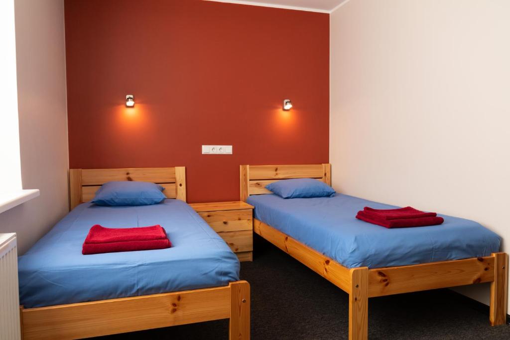 KuremaaにあるKuremaa Külalistemajaの赤い枕が備わる客室内のベッド2台