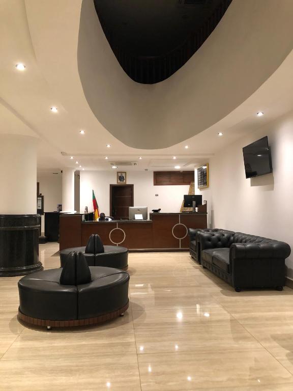 TV a/nebo společenská místnost v ubytování Hotel Franco Yaounde
