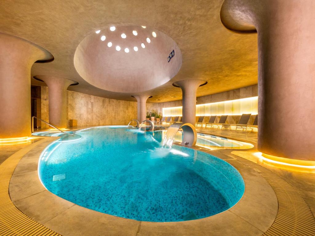 A piscina localizada em Tasigo Eskisehir ou nos arredores