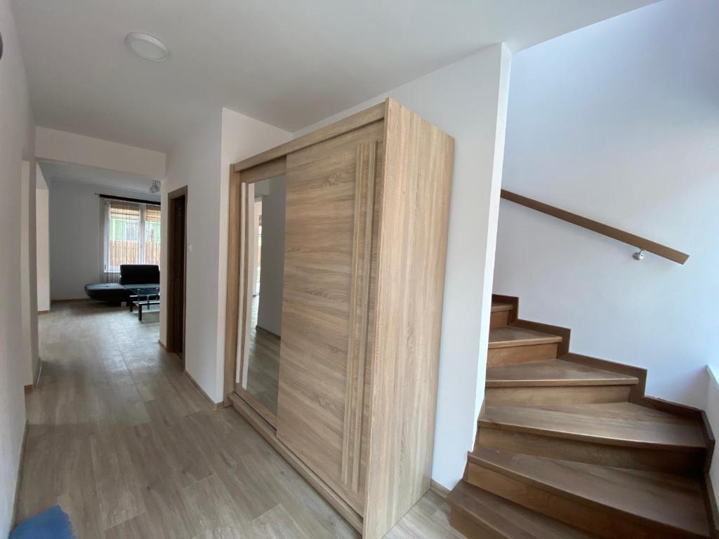 a hallway with a wooden door in a house at FENYŐ APARTMAN HOUSE II. in Odorheiu Secuiesc