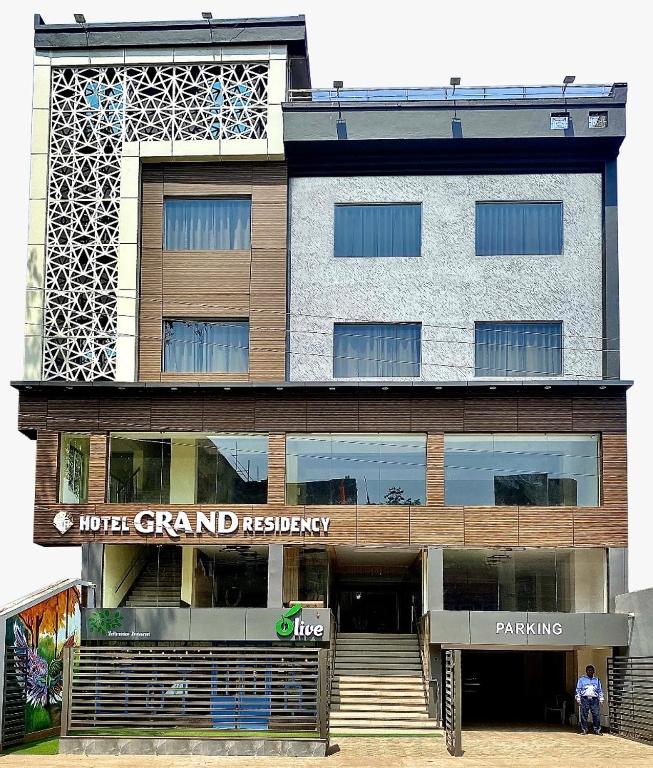 Un gran edificio con una escalera en el frente. en Hotel Grand Residency, en Jamshedpur