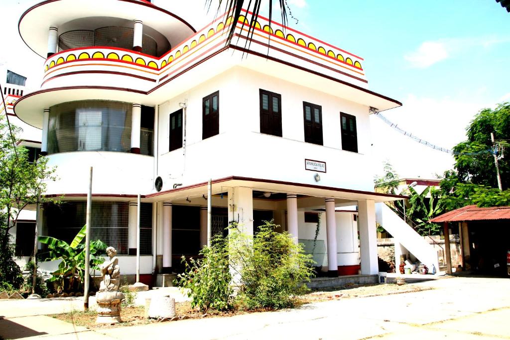 een wit gebouw met een klokkentoren bovenop bij ROYAL STAY VINTAGE in Madurai