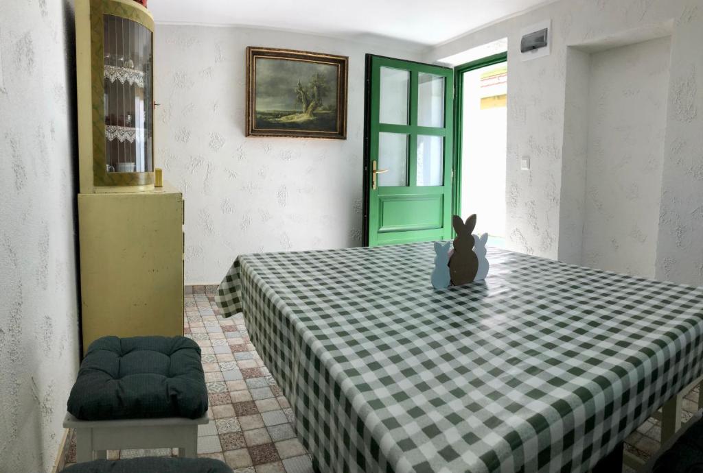 Postel nebo postele na pokoji v ubytování Ladislaus Schnaps-Haus Falusi Vendégház