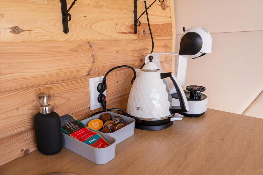 Příslušenství pro přípravu čaje a kávy v ubytování Wiosna Glamp