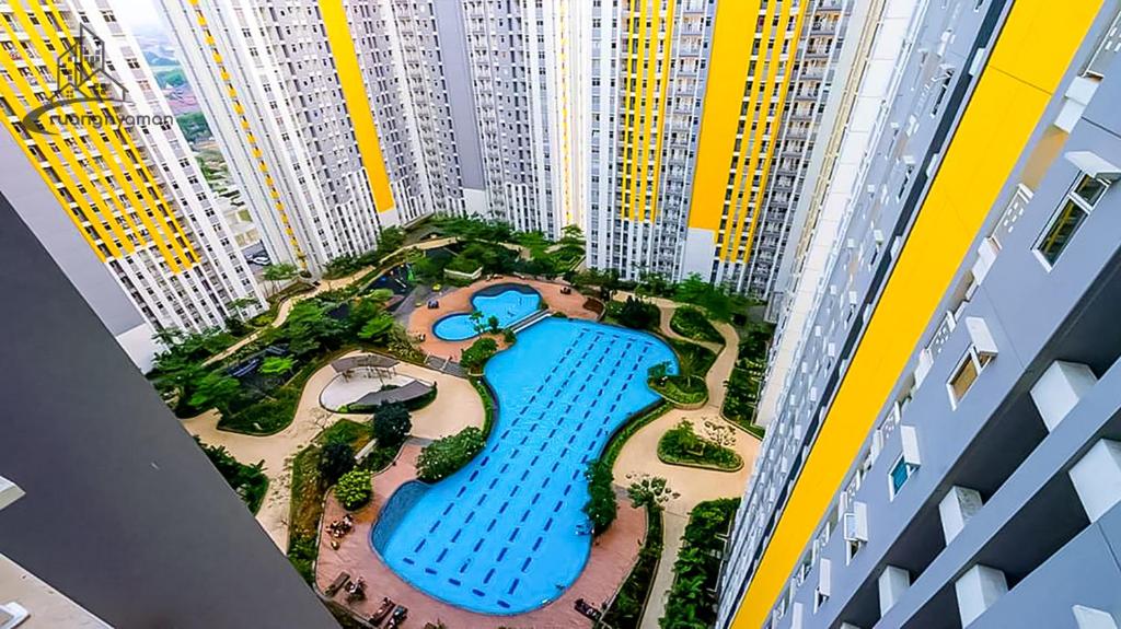 una vista aérea de un gran edificio con piscina en Springlake Summarecon Bekasi Apartement by RNA, en Rawabugel