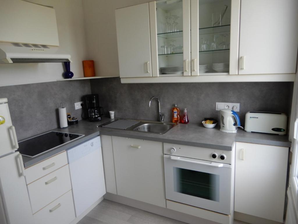 CAPRICES DE MER Appartement avec grand balcon et vue à 300 m plage, apercu mer, lit Queen Size, Mers les Bains Le Treport , petit dejeuner en option, 2 vélos fournis - Appartement De Deux Chambres