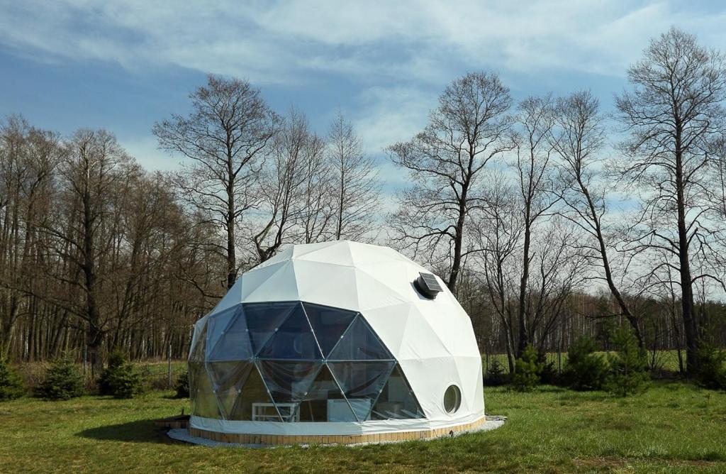 Wiosna的住宿－Wiosna Glamp，田野中间的圆顶帐篷