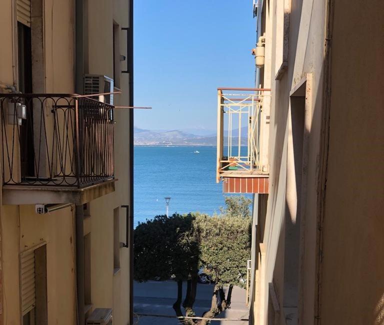 una vista del océano desde dos edificios en Rosy House, en Gaeta