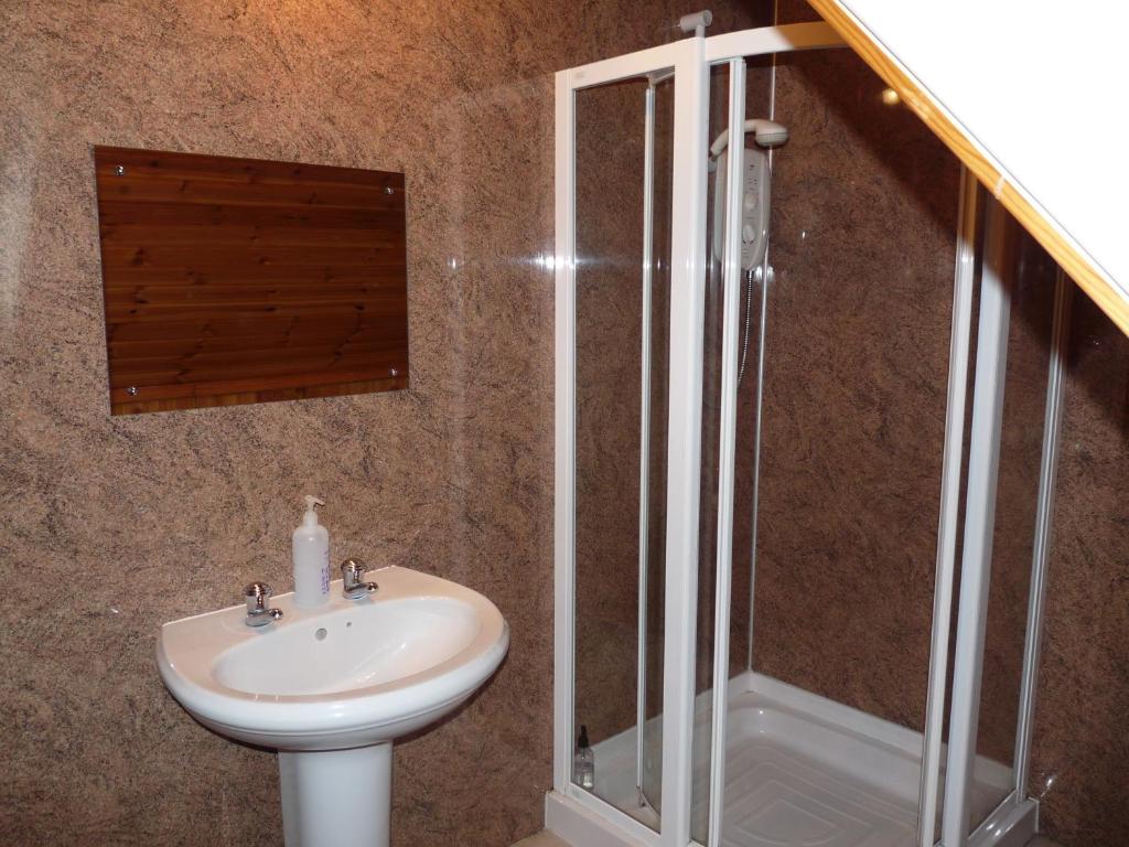 ein Badezimmer mit Waschbecken und Dusche in der Unterkunft Glengorm Guest House in Oban