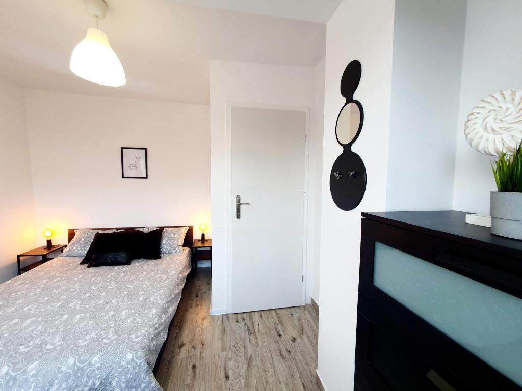 A bed or beds in a room at Mieszkanie przy plaży - Gdańsk Brzeźno II