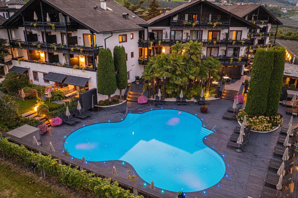 una vista aerea di un hotel con una grande piscina di Hotel Tirolensis a Tesimo