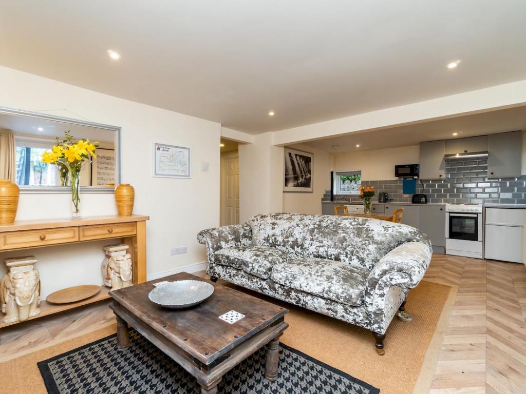 ein Wohnzimmer mit einem Sofa und einem Tisch in der Unterkunft Pass the Keys Lovely 1 bed apartment with free parking in Bath