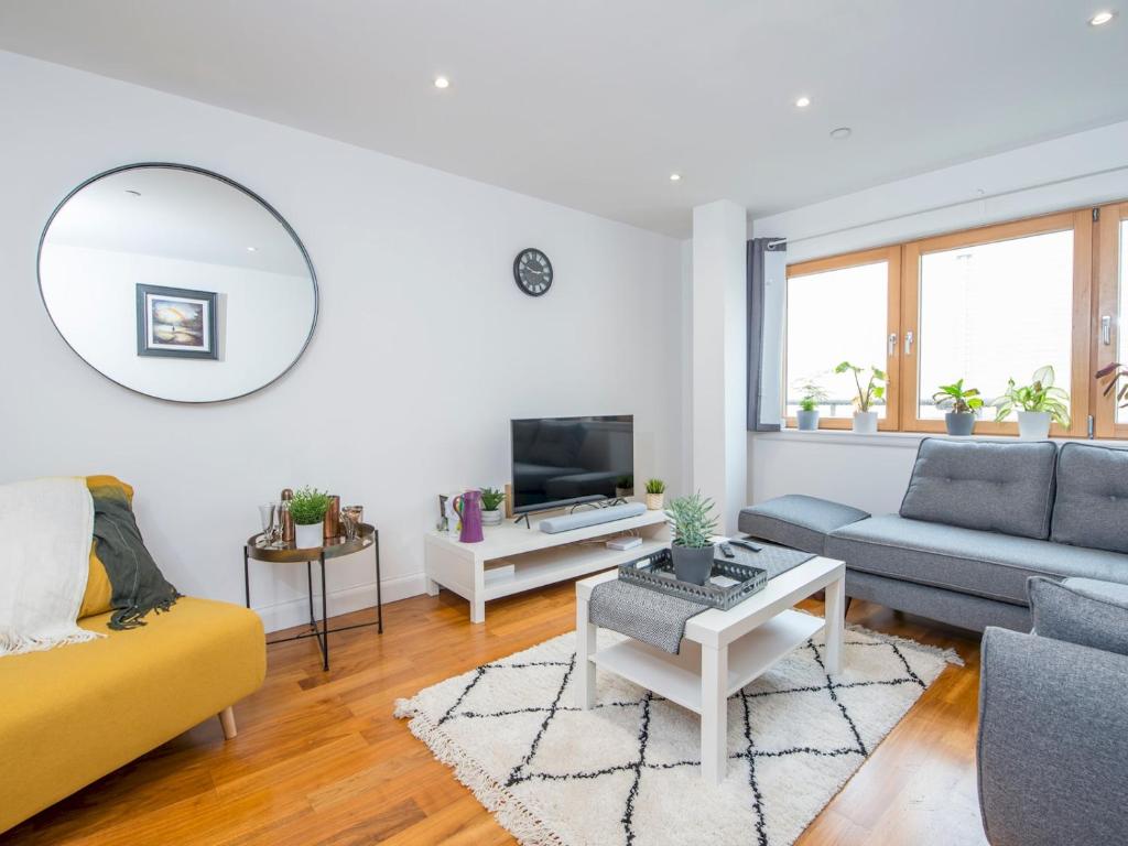 a living room with a couch and a tv at Pass the Keys Spacious 1 Bedroom Apartment in Heart of the City in Cardiff