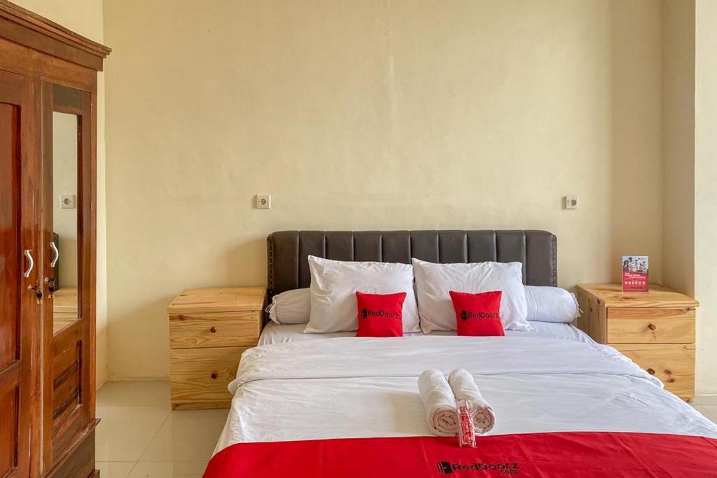 Letto o letti in una camera di RedDoorz near Universitas Merdeka Malang 2