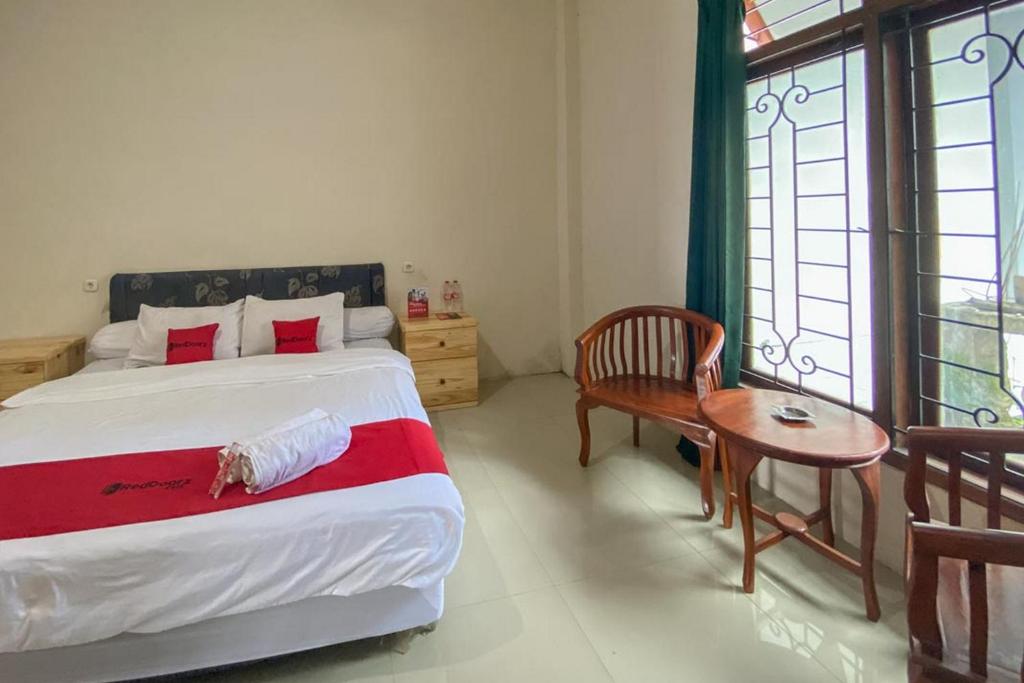 Letto o letti in una camera di RedDoorz near Universitas Merdeka Malang 2