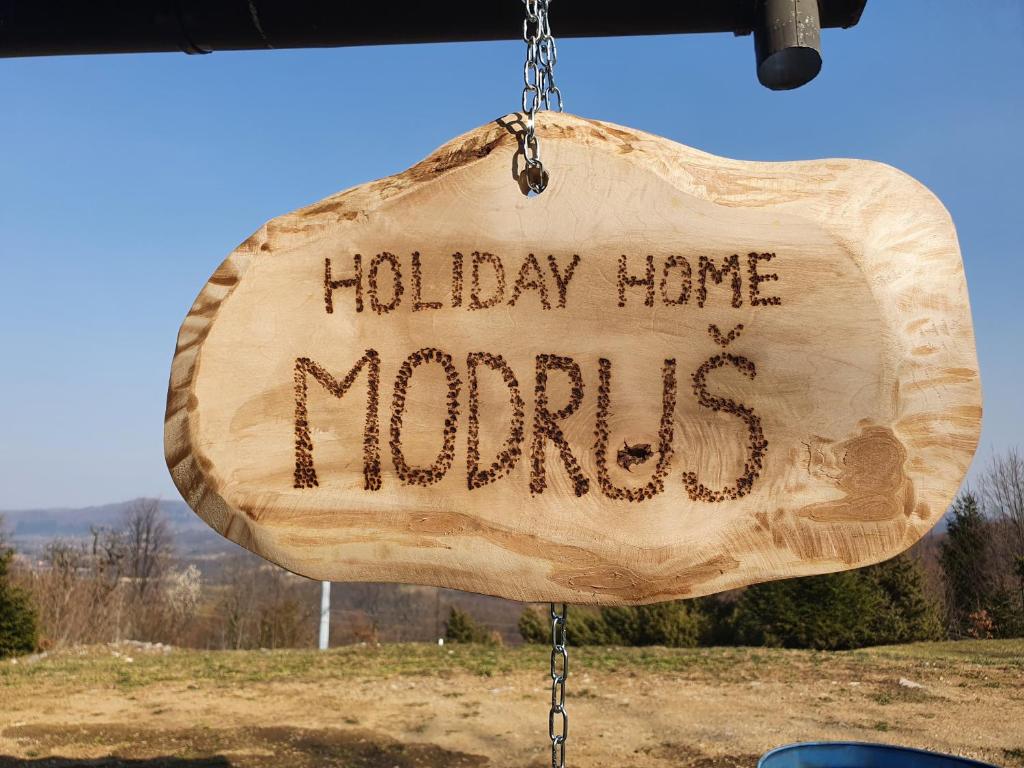een houten bord met de tekst vakantiehuis norfolk bij Holiday Home Modruš in Modruš