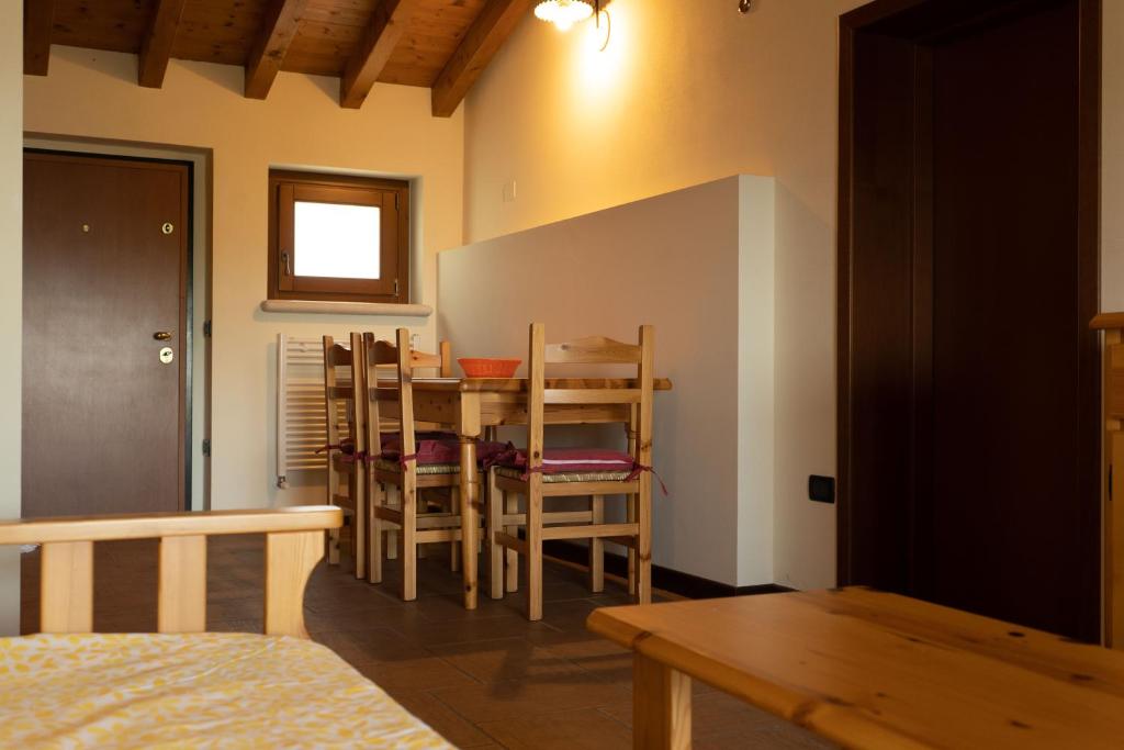 Zdjęcie z galerii obiektu La FIOCCHINA - Magic Place - apartments & studios in Garda Lake - countryside farmhouse, inside the middle of the lake w mieście Salò