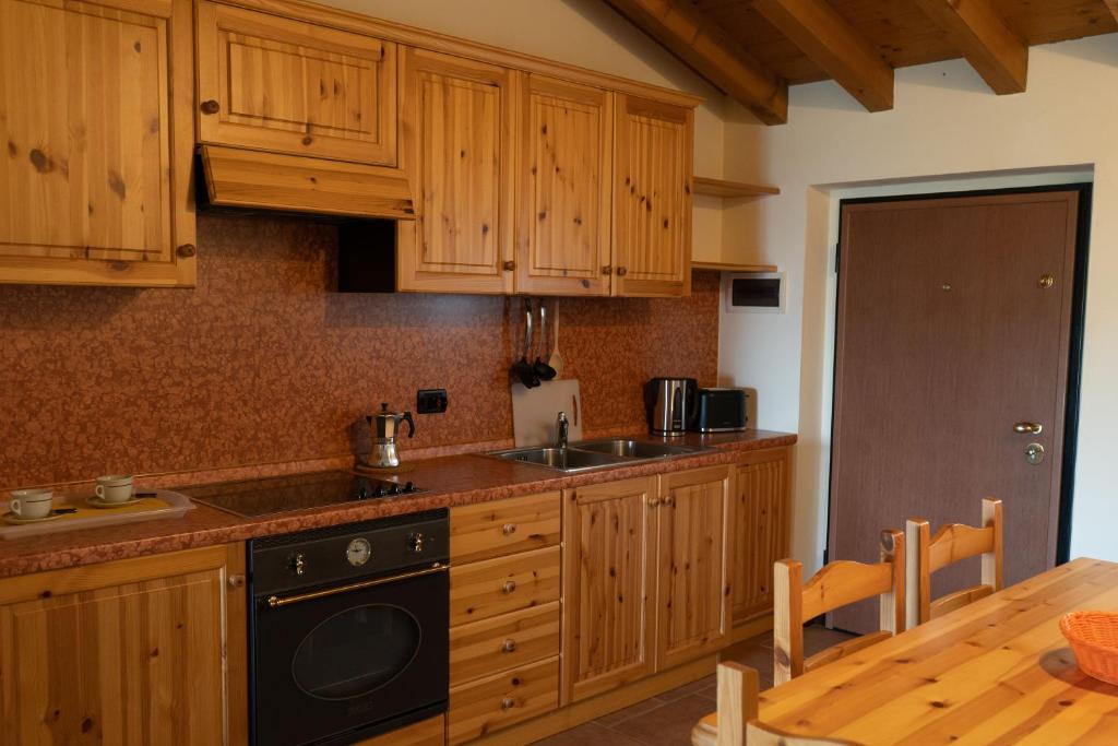 Kuchnia lub aneks kuchenny w obiekcie La FIOCCHINA - Magic Place - apartments & studios in Garda Lake - countryside farmhouse, inside the middle of the lake