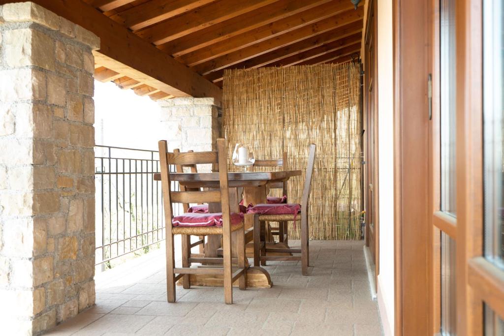 Balkon lub taras w obiekcie La FIOCCHINA - Magic Place - apartments & studios in Garda Lake - countryside farmhouse, inside the middle of the lake
