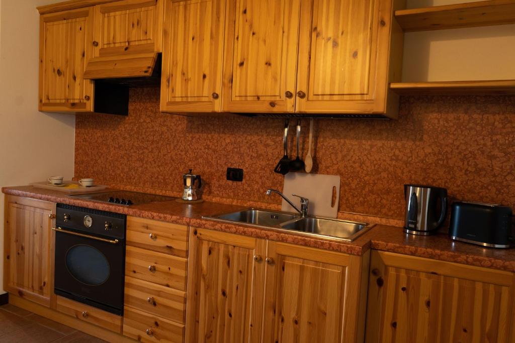 Kuchnia lub aneks kuchenny w obiekcie La FIOCCHINA - Magic Place - apartments & studios in Garda Lake - countryside farmhouse, inside the middle of the lake