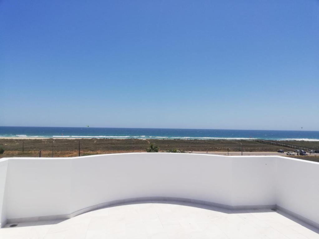 uitzicht op de oceaan vanaf het dak van een gebouw bij Casa Cristal in Lagos