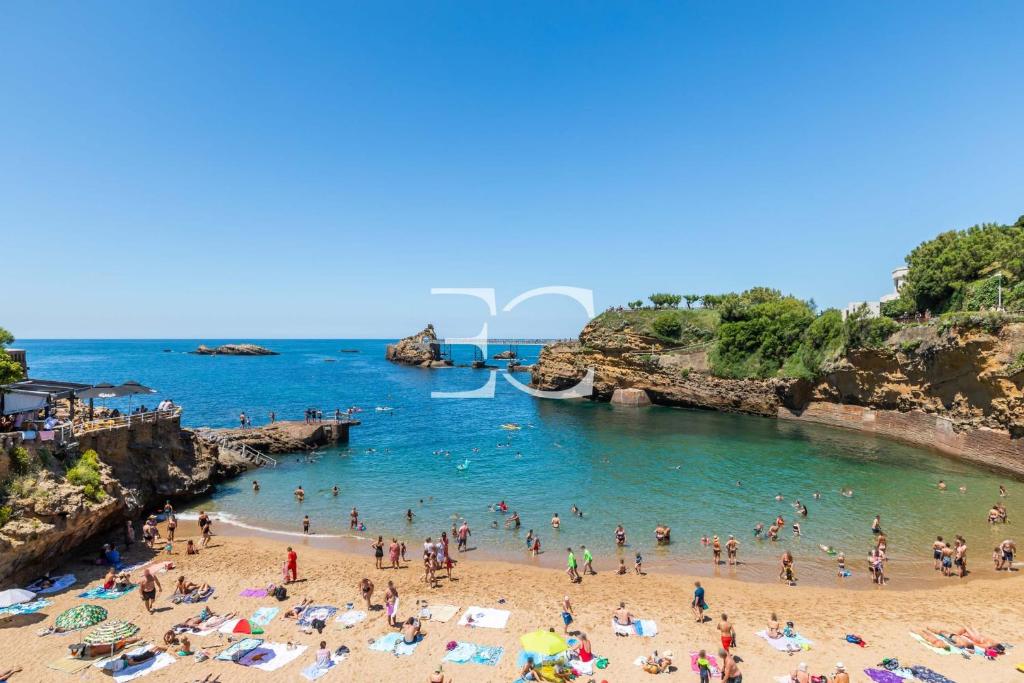 Easy Clés- Loft in front of the Port Vieux beach - Parking, Biarritz –  Updated 2023 Prices