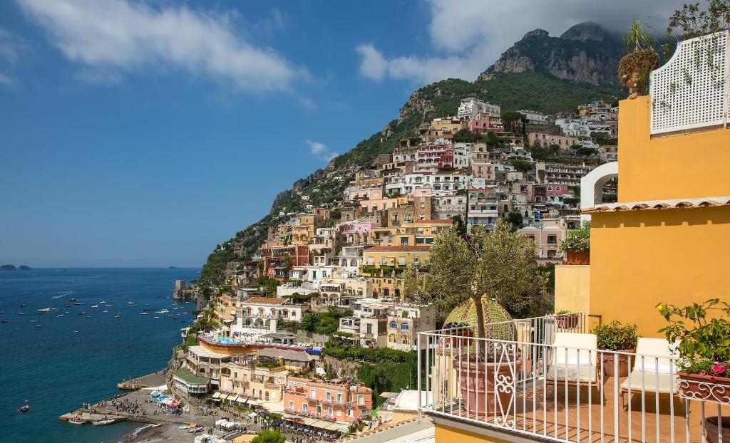 una vista de positano en la costa de Amalfi en Hotel L'Ancora, en Positano