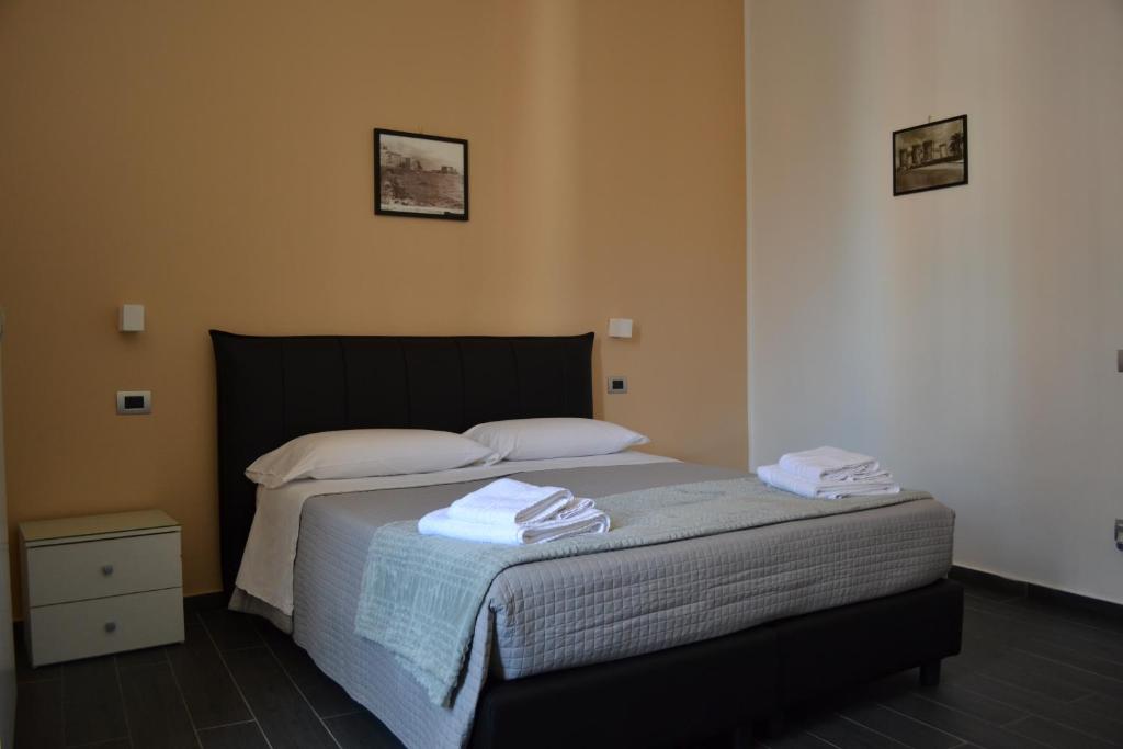 Posteľ alebo postele v izbe v ubytovaní Le Porte di Napoli - Rooms