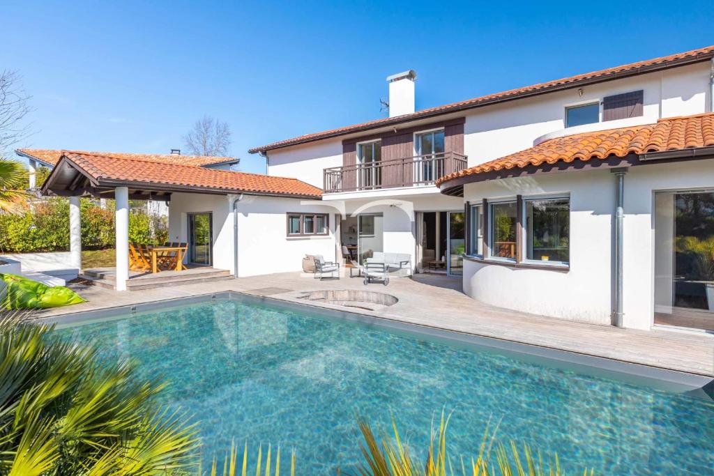 Villa con piscina frente a una casa en PROMO Easy Clés- Lovely Villa 10p Heated Pool, en Arcangues