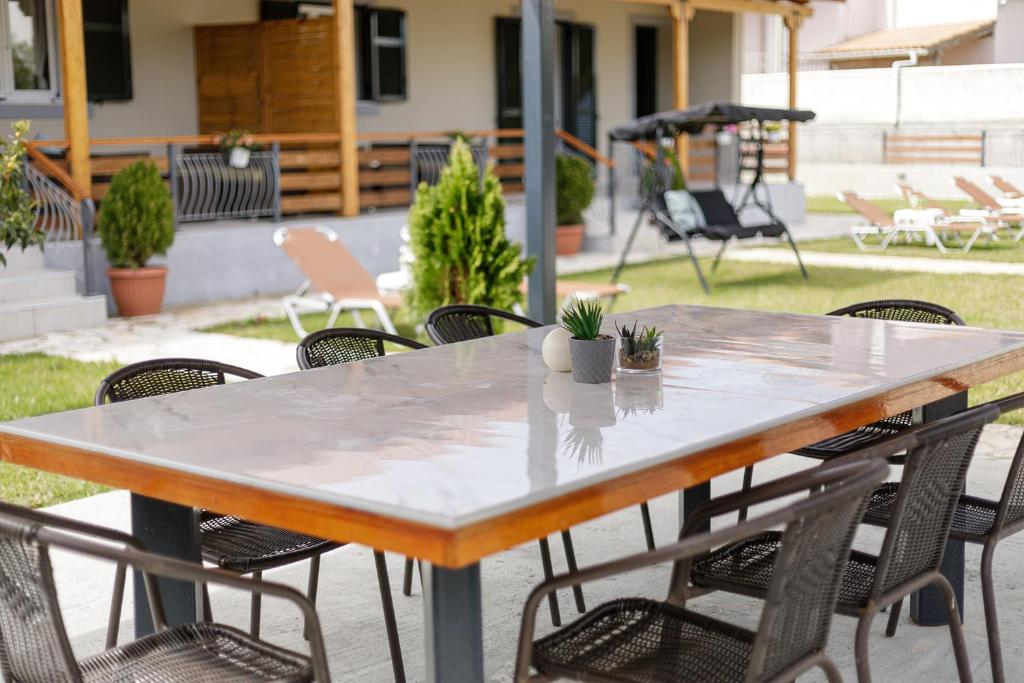 Restaurace v ubytování Planet Villas by Konnect - Shared BBQ & Garden