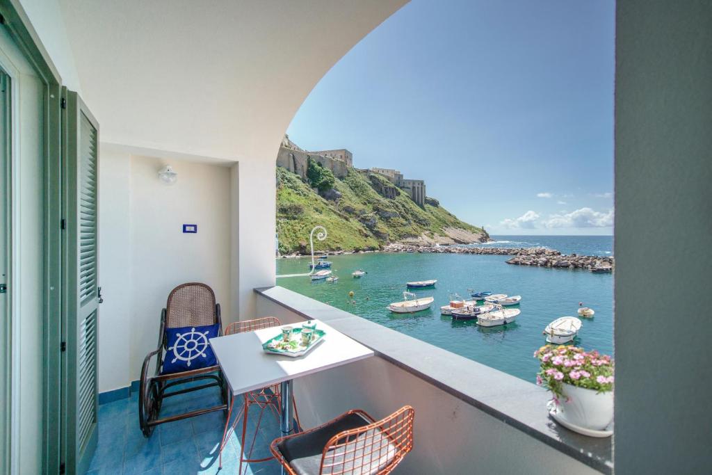 Μπαλκόνι ή βεράντα στο casa claudia Two rooms overlooking the sea bk