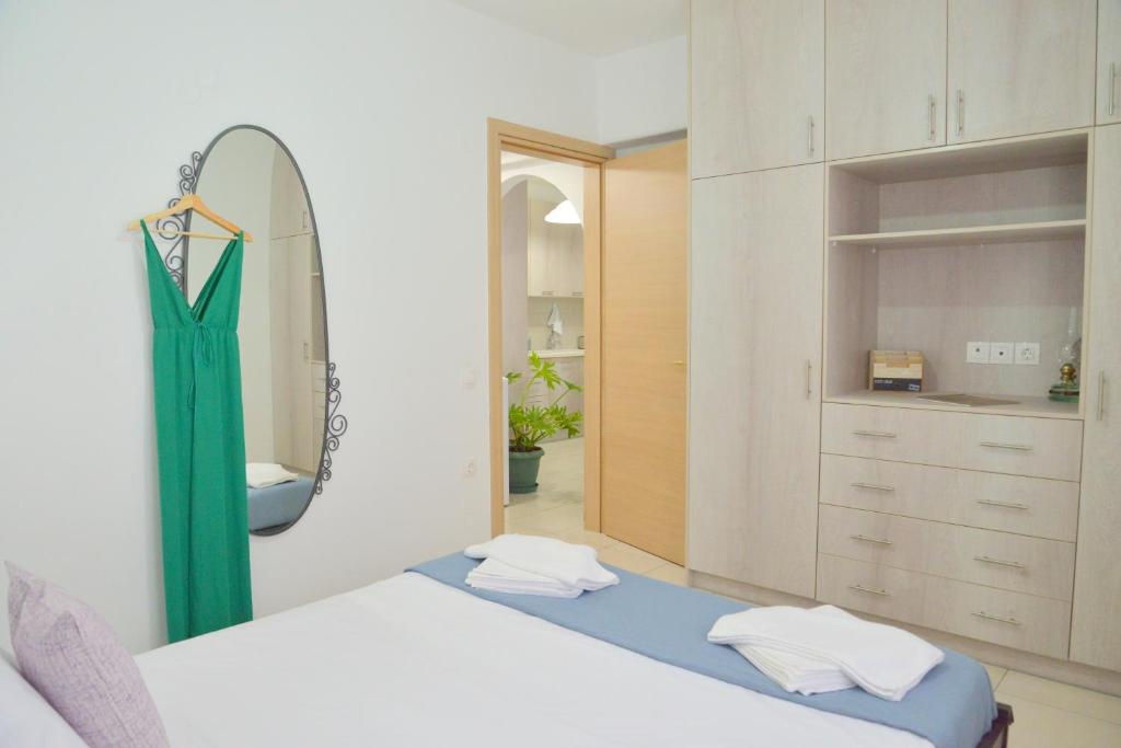 TriovasálosにあるAlkyonis Apartment Milosのベッドルーム1室(ベッド2台、鏡付)