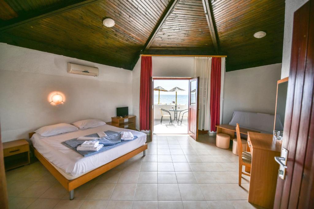 ein Schlafzimmer mit Bett und Blick auf das Meer in der Unterkunft FKK Ada Bojana in Ulcinj