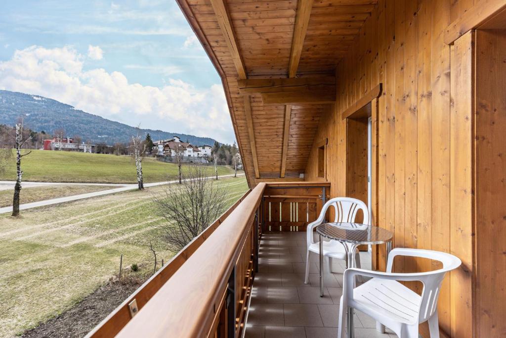 balkon z dwoma krzesłami i stołem w obiekcie Unterhauserhof App B w mieście Valdaora