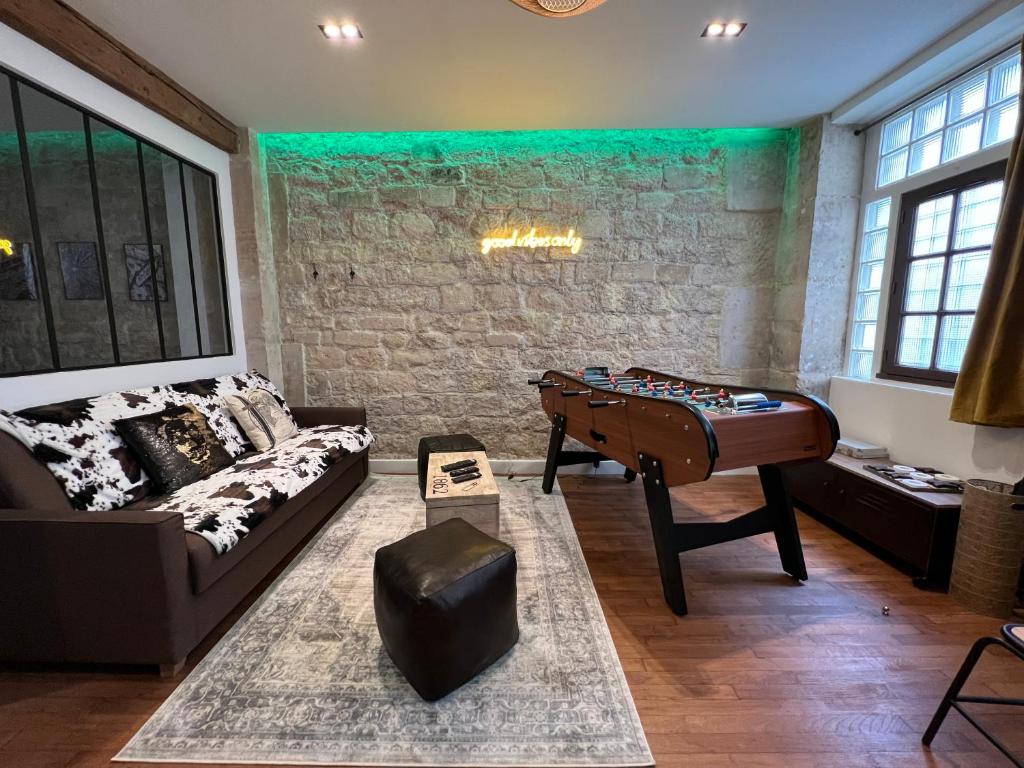 - un salon avec un canapé et un baby-foot dans l'établissement GOOD VIBES Luxurious Loft in Paris 11th, with AC & table football, à Paris
