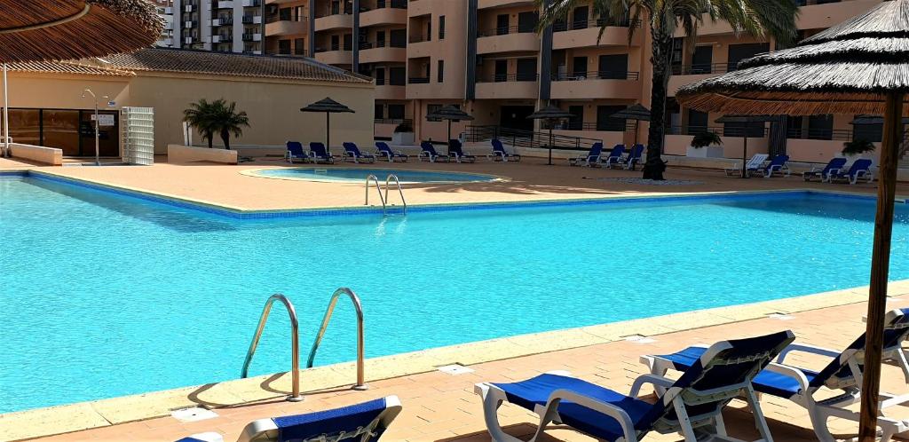 Bazén v ubytování Sol da Rocha Studio by Sunny Deluxe nebo v jeho okolí