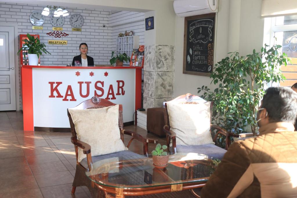 Posezení v ubytování Kausar Hotel