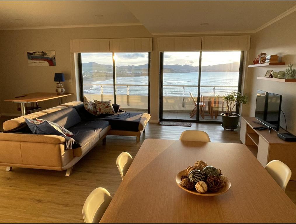 un soggiorno con divano e tavolo di Azorean Sunset Loft a Ribeira Grande