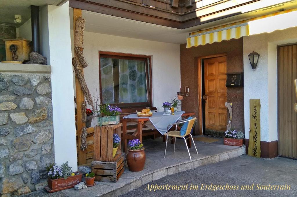 Patio alebo iná vonkajšia časť ubytovania Haus Flora am Kaiser