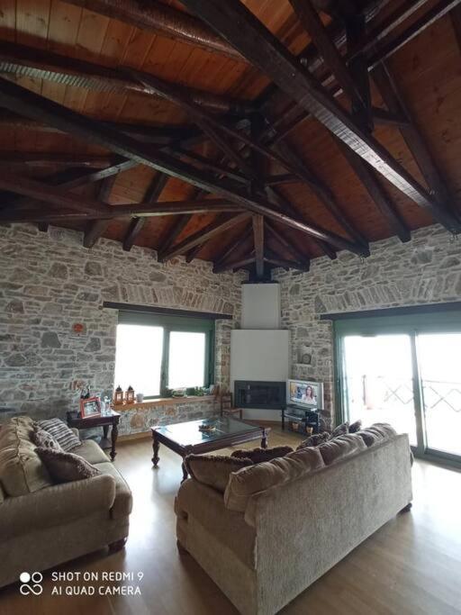 Villa Sklithro in the heart of the forest with magnificent view of the sea just 10 minutes from it - 别墅