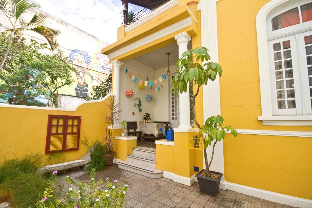 una casa amarilla con una pared amarilla en Guanaaní Hostel, en Vitória