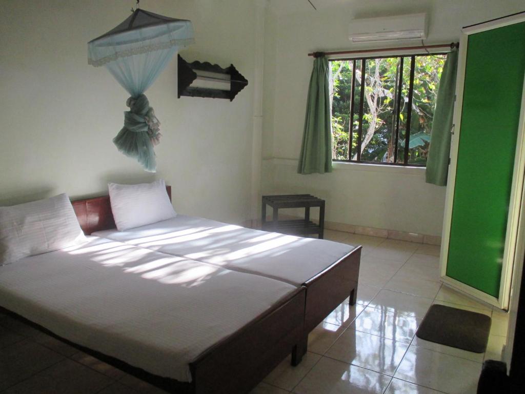 Krevet ili kreveti u jedinici u objektu Thilanka Beach Resort